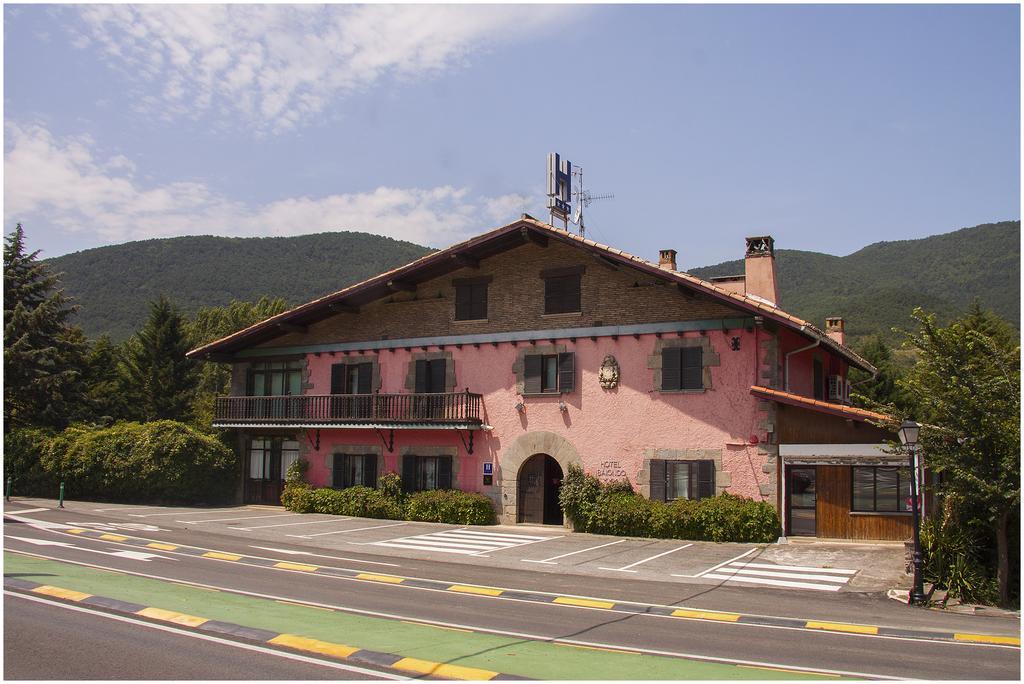 Hotel Ibaiondo Olave Bagian luar foto